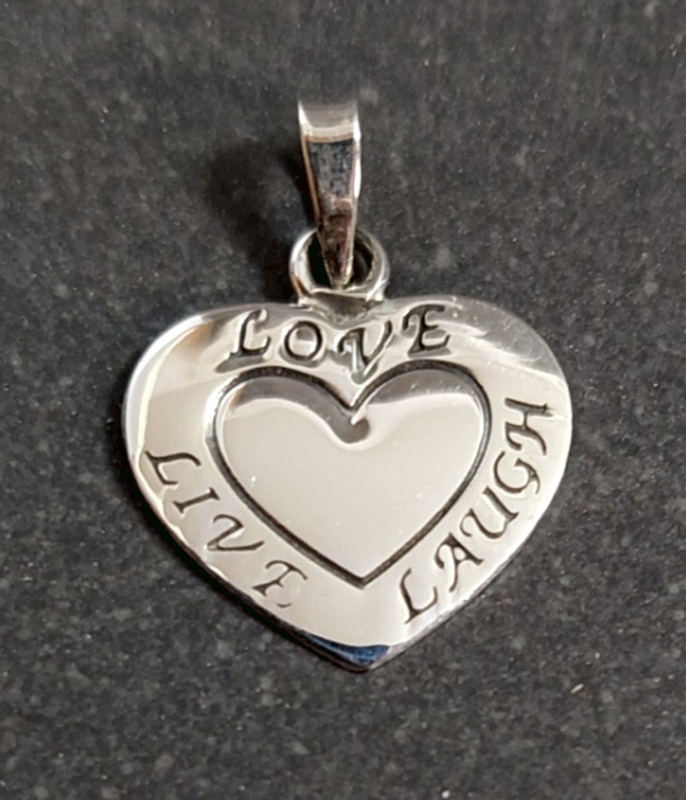 Hjärta "Love, Live, Laugh" -  hänge i silver