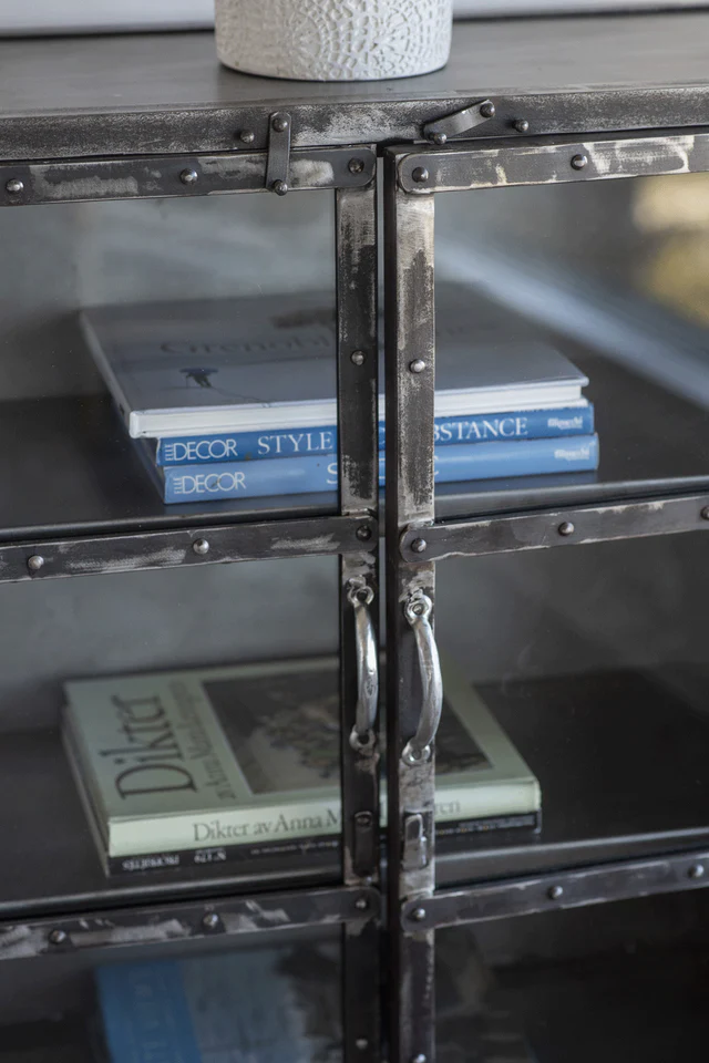 Litet metallskåp med glasdörrar 