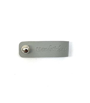 Lädermärke Handstickad Ljusgrå 15mm