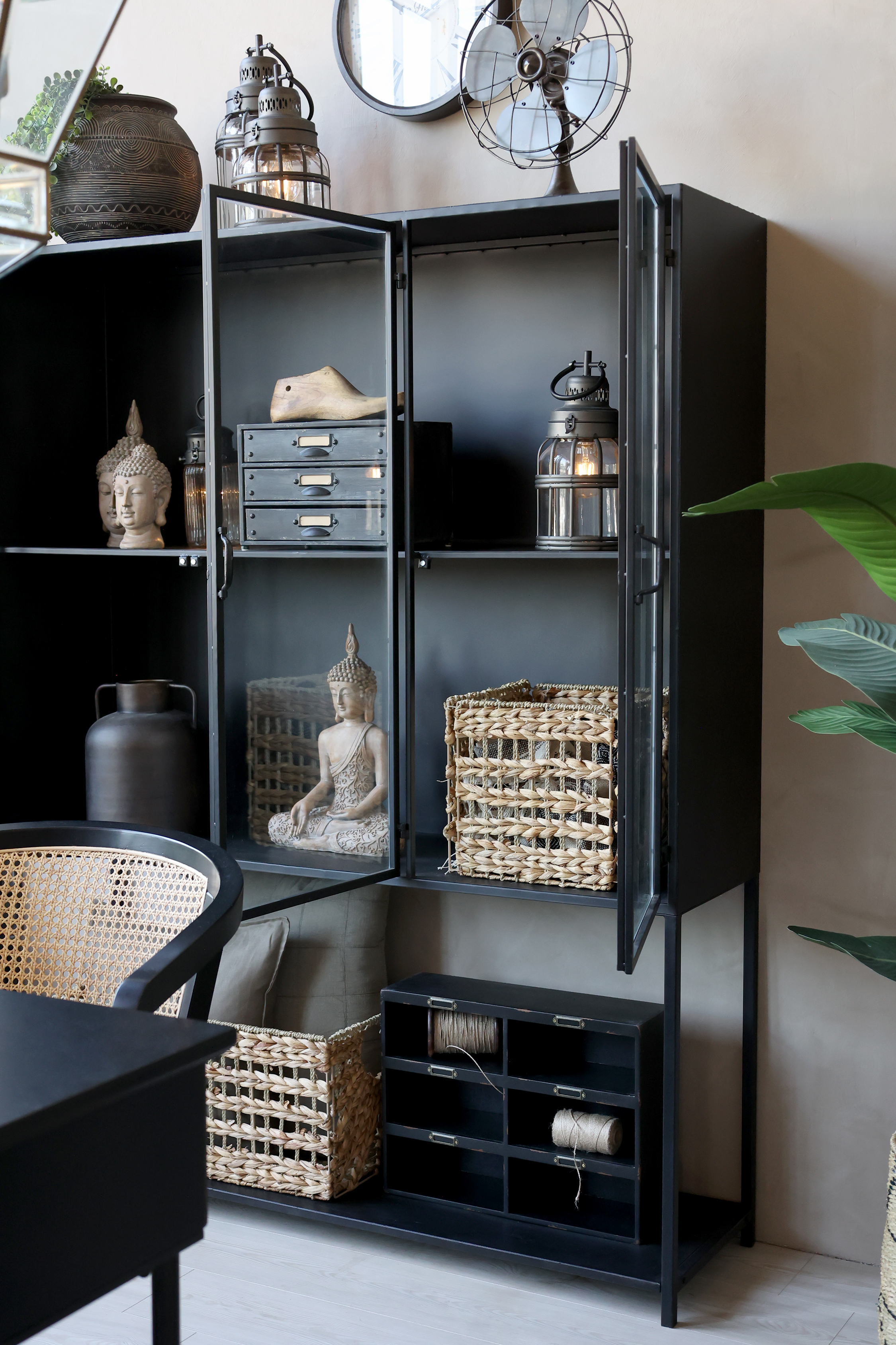 Display cabinet with 3 doors and shelves - Cabinet - H175/L140/W39.5 cm - Antique Black - 5