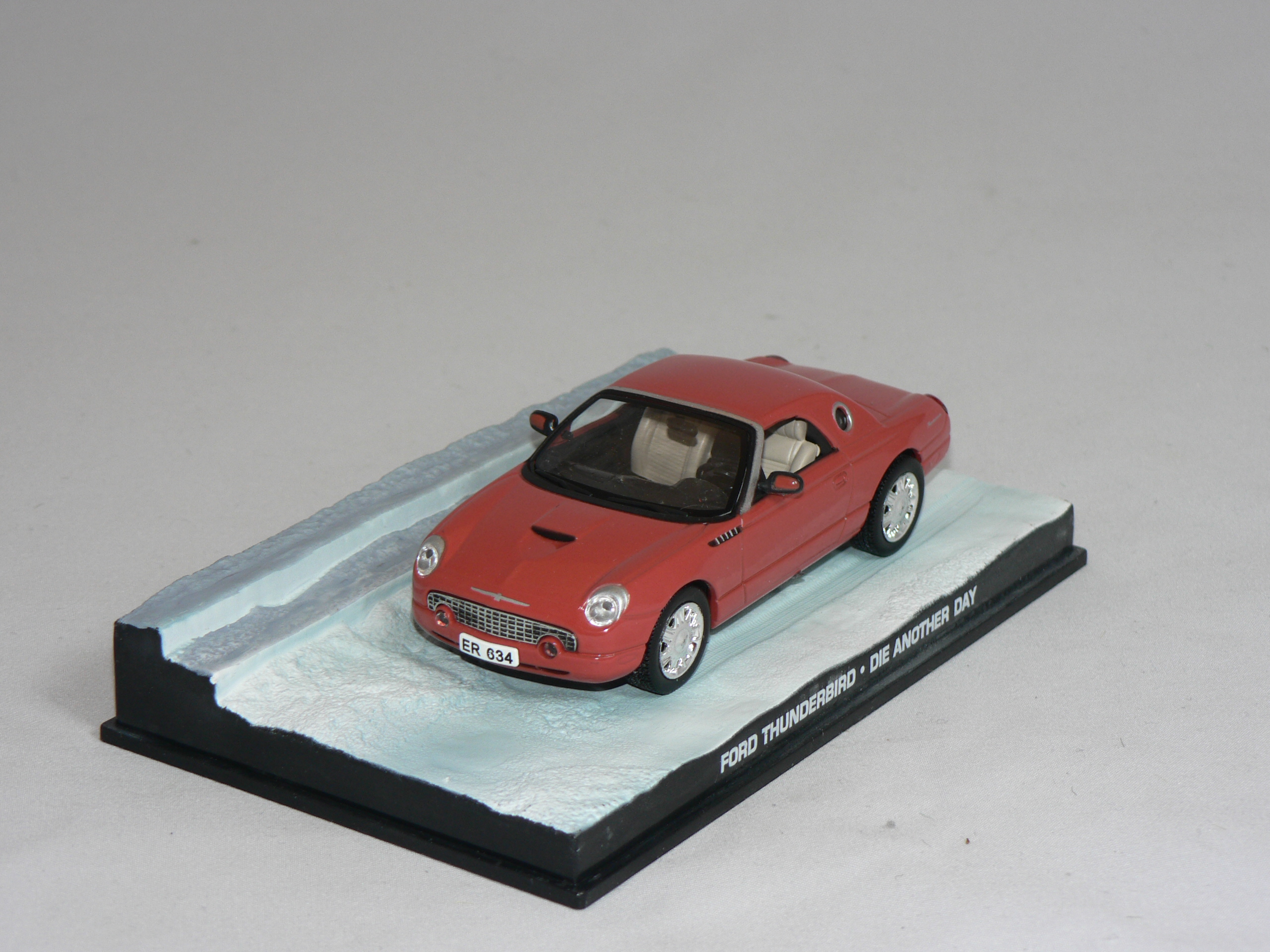 Ford Thunderbird   1:43  Atlas  (James Bond Collection)