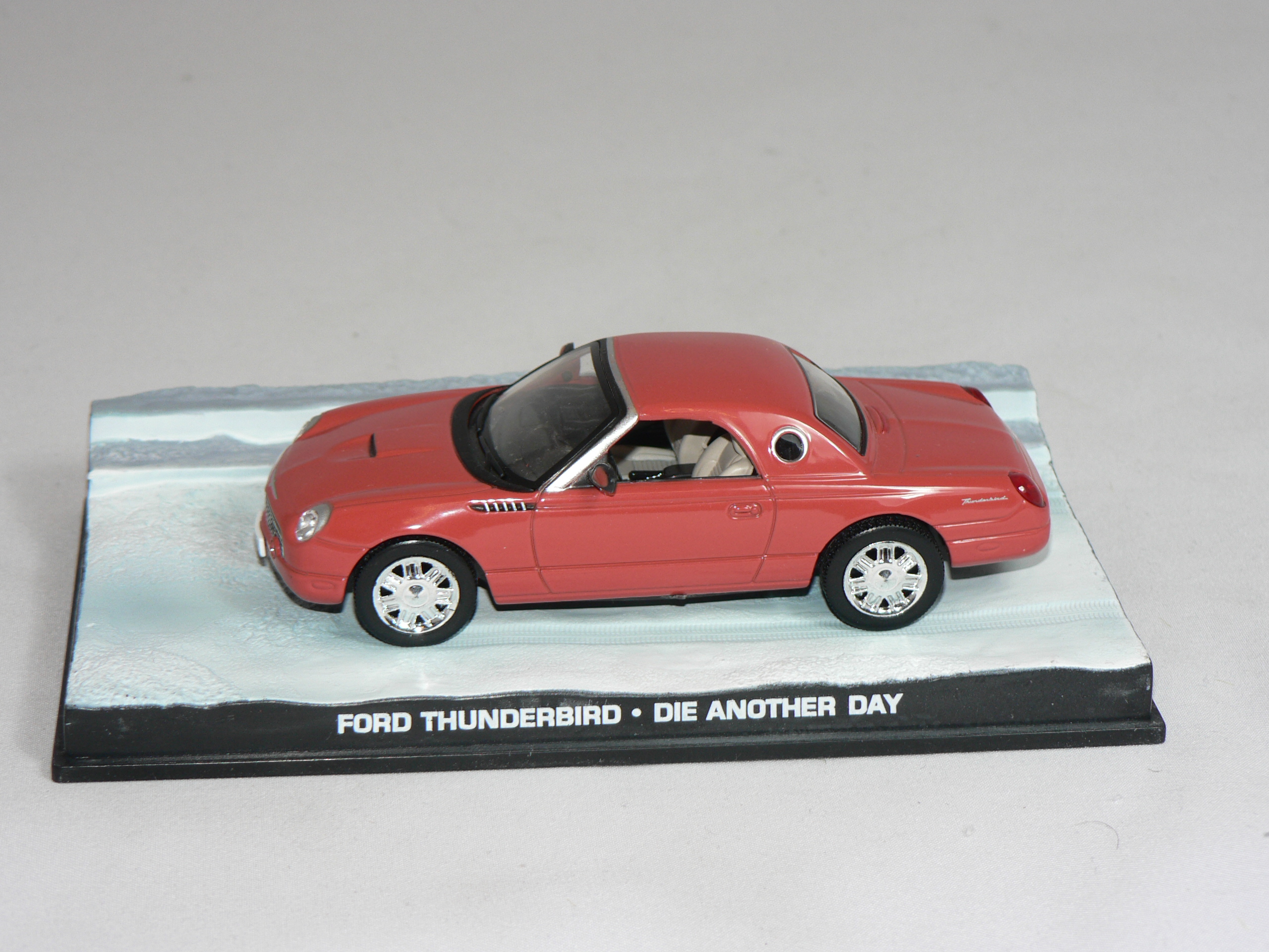 Ford Thunderbird   1:43  Atlas  (James Bond Collection) - 3