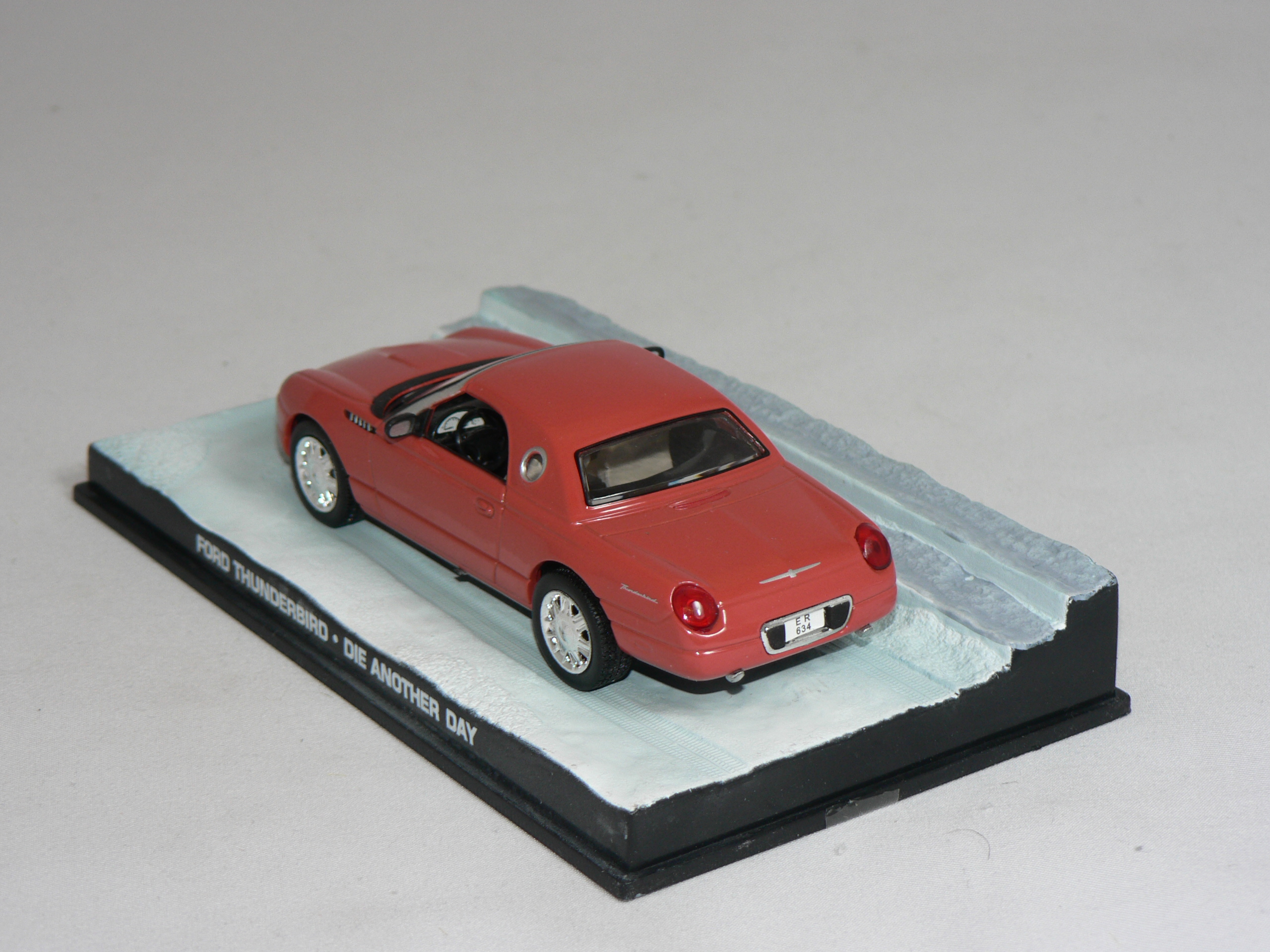Ford Thunderbird   1:43  Atlas  (James Bond Collection) - 2