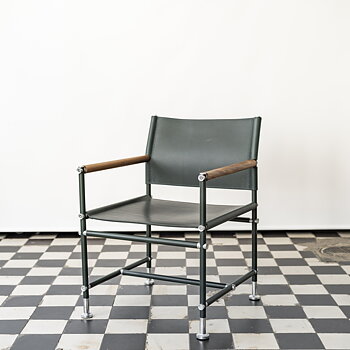 ABLE Stol i grön metall, läder, valnöts arm