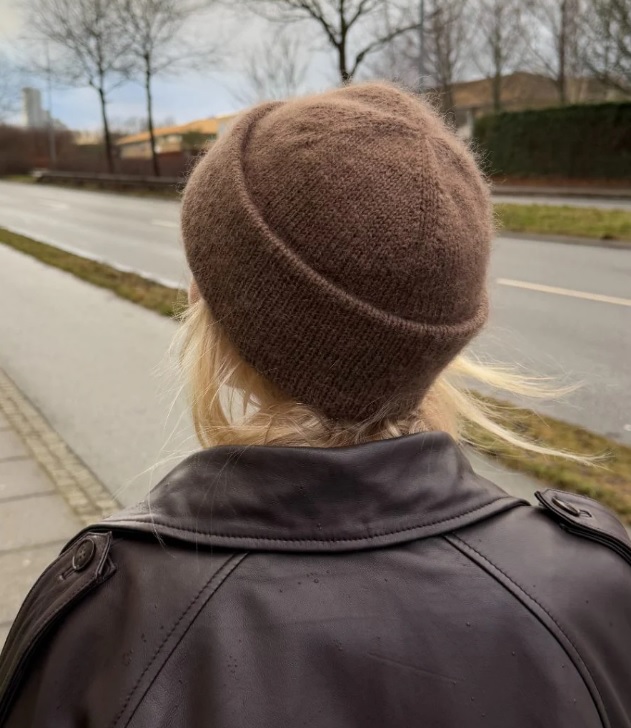 PetiteKnit dansk designer med brun mössa med uppvikt kant