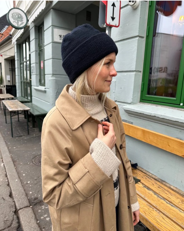 PetiteKnit dansk designer med blå mössa med uppvikt kant