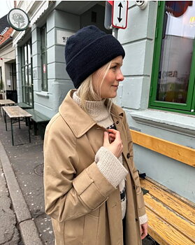 PetiteKnit dansk designer med blå mössa med uppvikt kant