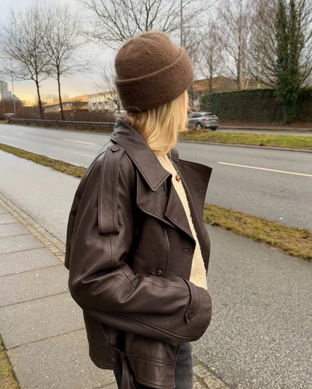 PetiteKnit dansk designer med brun mössa med uppvikt kant
