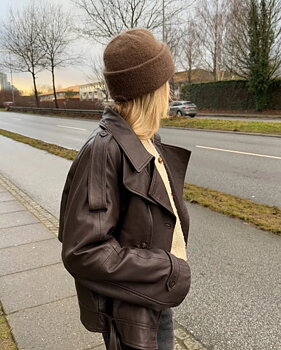 PetiteKnit dansk designer med brun mössa med uppvikt kant