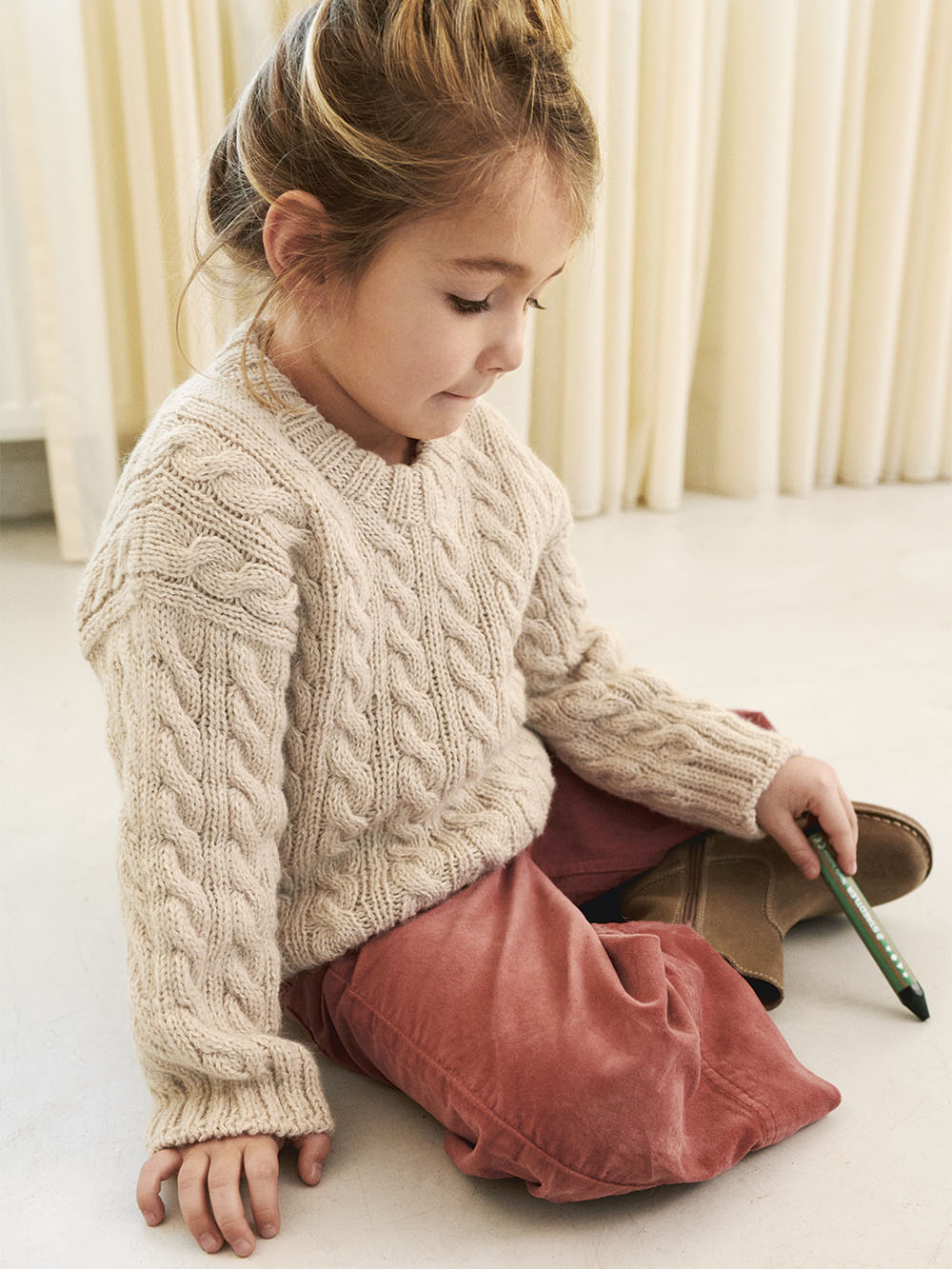 Sandnes Bonnie Sweater Junior 2401_01 (25 m mönster st 4)