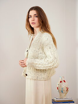 Sandnes River Cardigan 2403_02 (22 m mönster st 4)