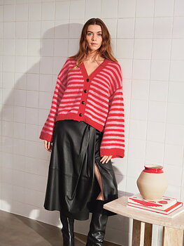 Sandnes Hilton Cardigan 2403_05 (16 m st 5)