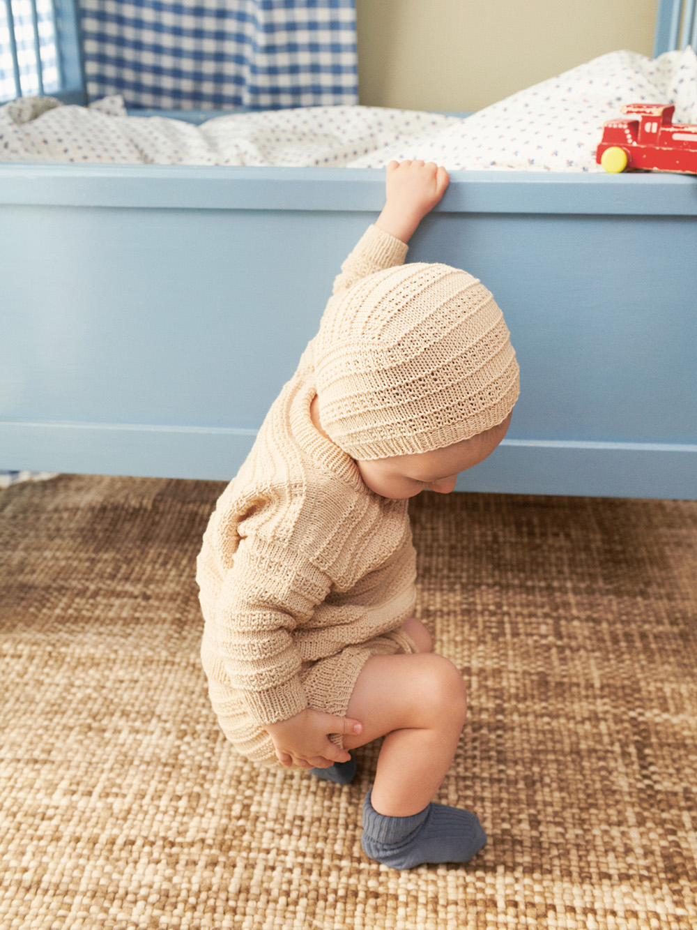 Sandnes Fillip Sweater, Diaper, Pants & Bonnet 2407_01 (27 m st 3) - 5
