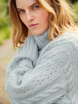Sandnes Cornelia Sweater 2409_05 (17 m mönster st 4,5)