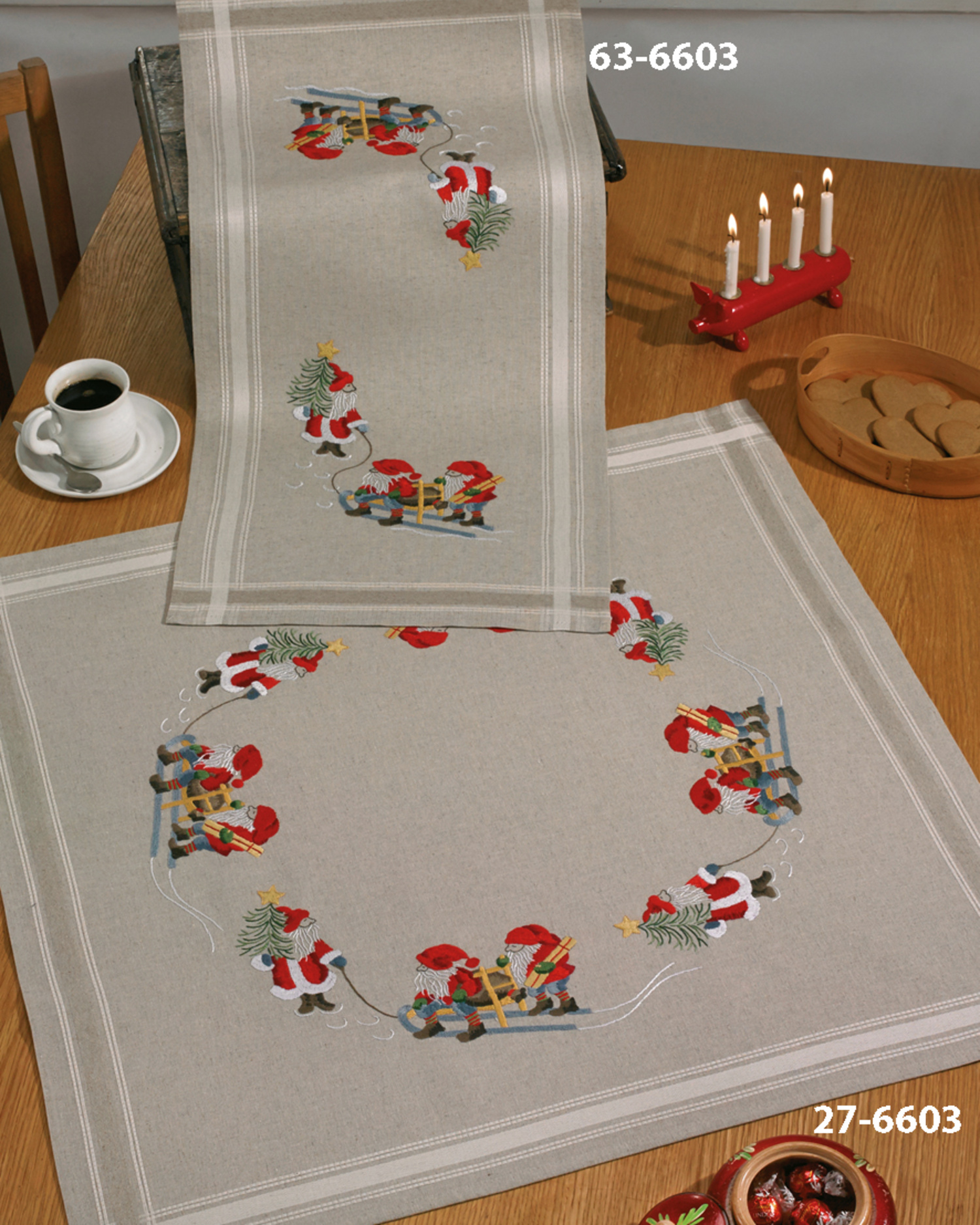 Duk 80 x 80 utan garn - Tomte, nissar, släde, gran