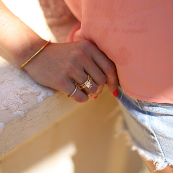 Tunt armband med text: "älskad" - guld