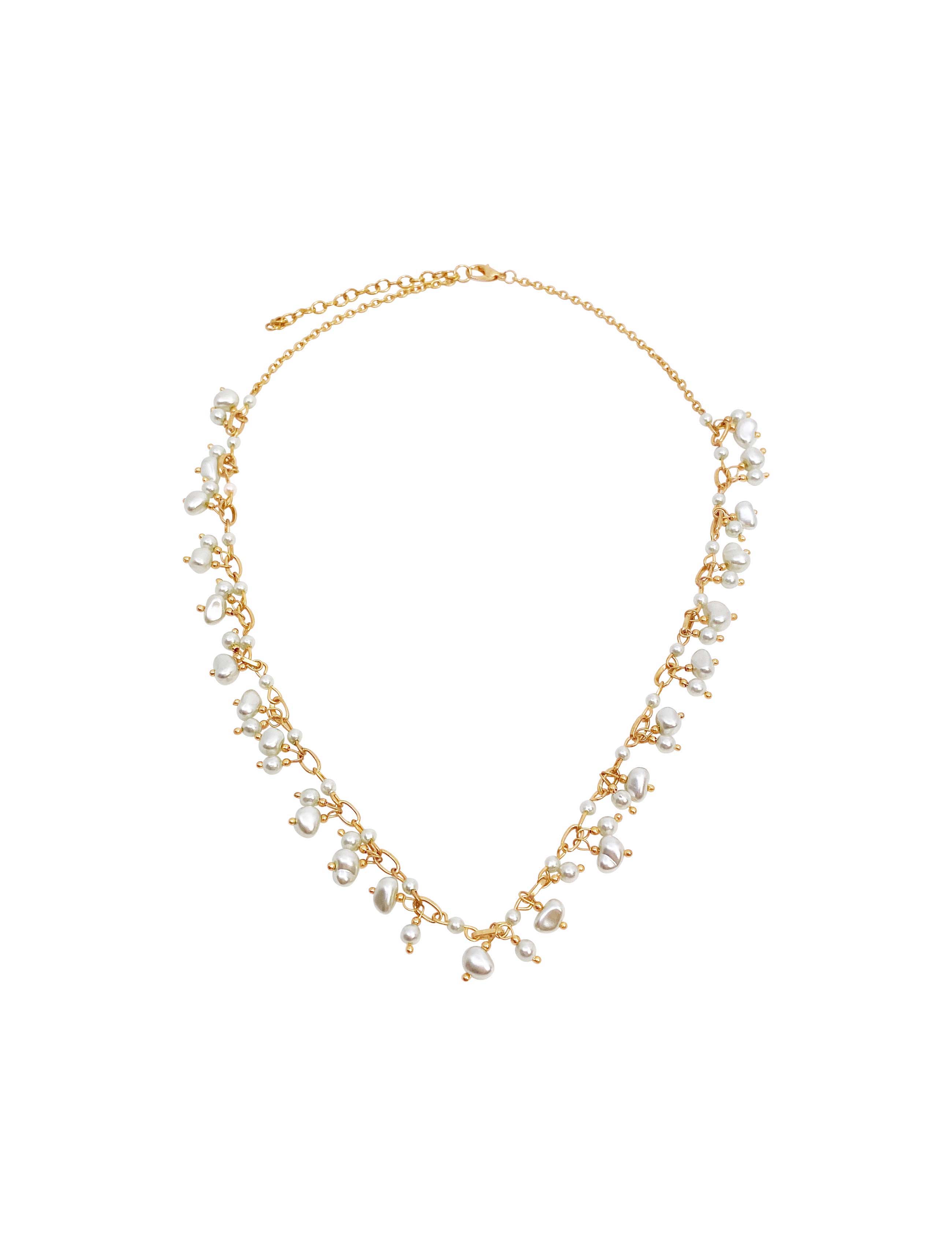 Guldfärgat halsband med vita pärlor. Elegant romantiskt smycke med tunn kedja och pärldetaljer, perfekt för bröllop / fest. 