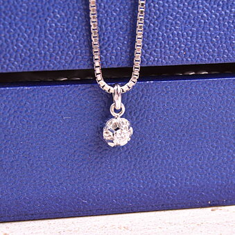 Valkokultainen riipus timantilla 0,10ct
