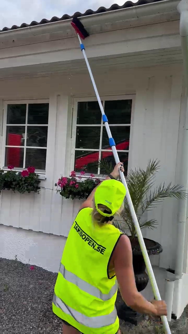 Washing facade package incl. water brush and 8 meter telescopic handle with retracted hose. - 11