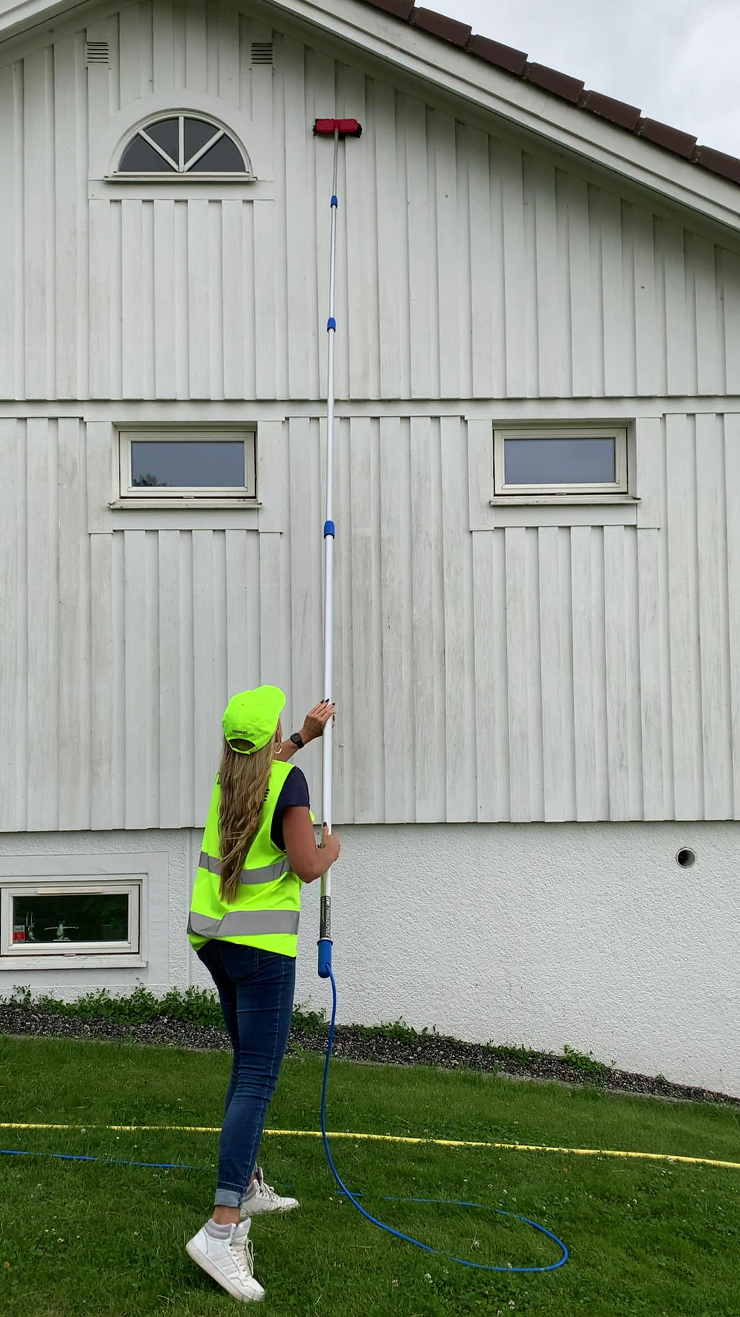 Washing facade package incl. water brush and 8 meter telescopic handle with retracted hose. - 7