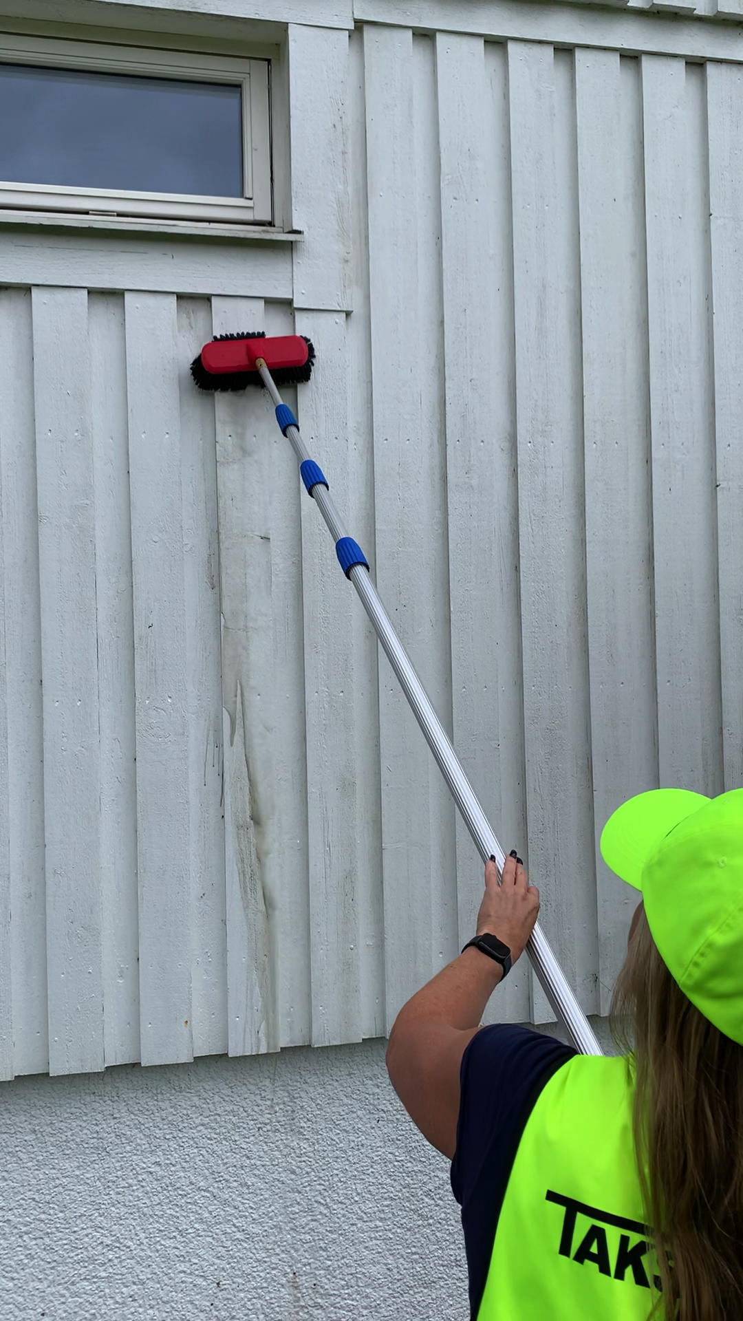 Washing facade package incl. water brush and 8 meter telescopic handle with retracted hose. - 10