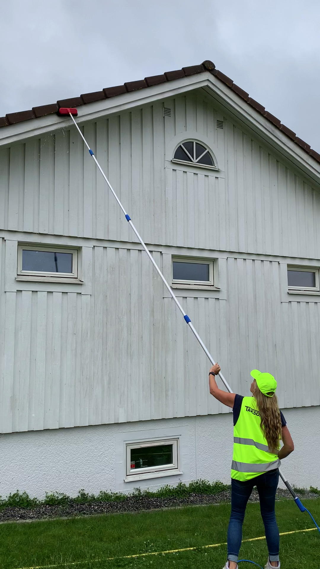 Washing facade package incl. water brush and 8 meter telescopic handle with retracted hose. - 8
