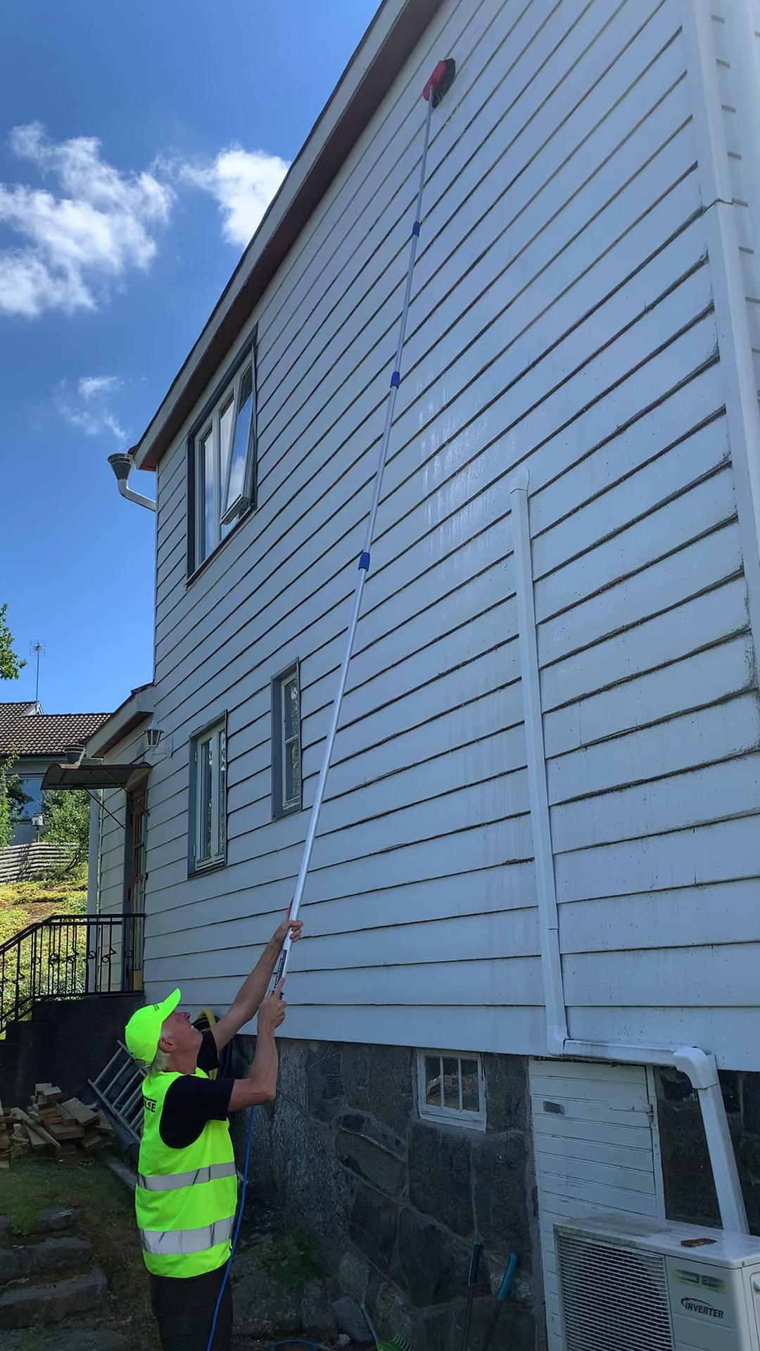 Washing facade package incl. water brush and 8 meter telescopic handle with retracted hose. - 13