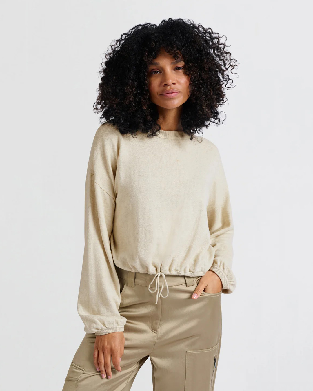 Jumper stickad sand melerad dragsko i midjan