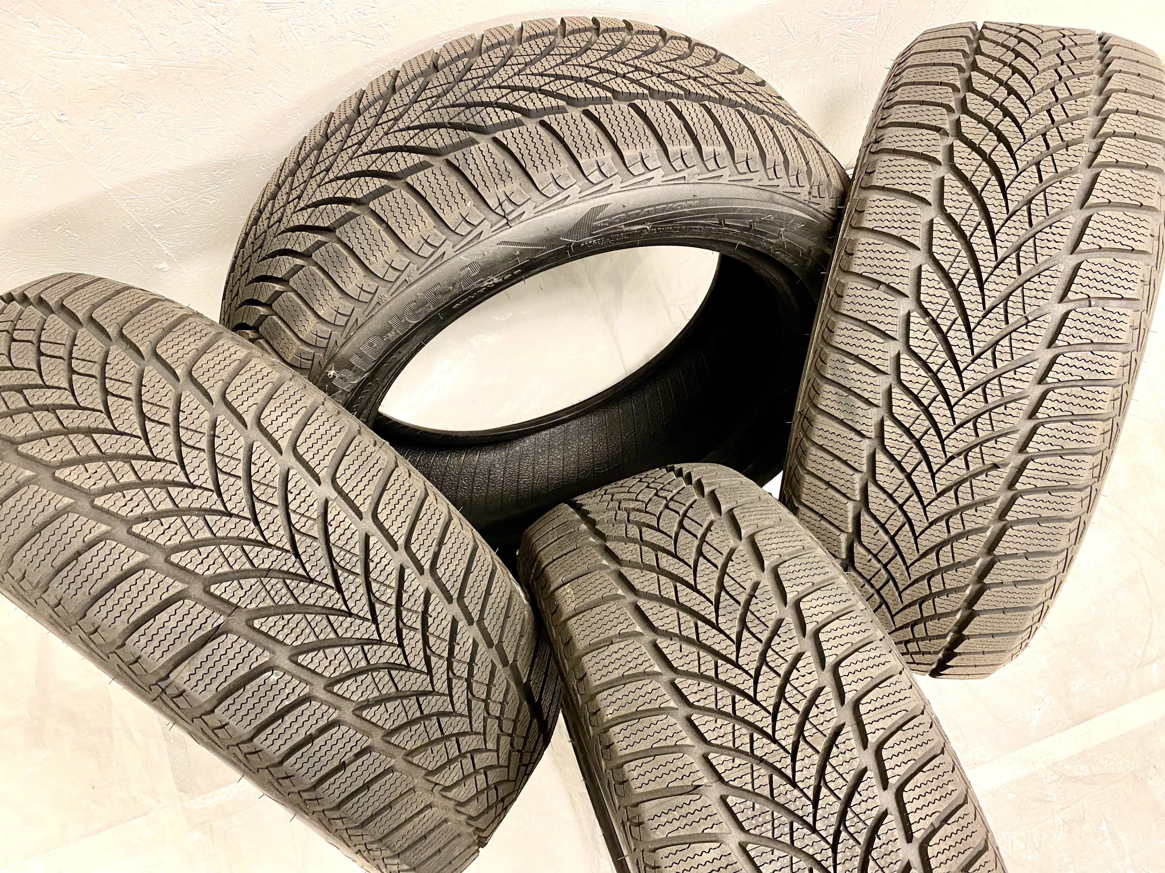 KAMPANJ | 4 st | NYA Däck M+S | 225/50 R17 Goodyear Ultra Grip Ice 2 98T XL | DOT  V28-2022