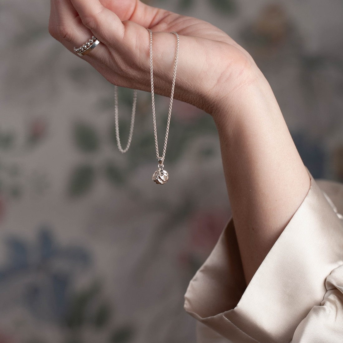 Silverhalsband Rund Kärleksknut - Faith - 2