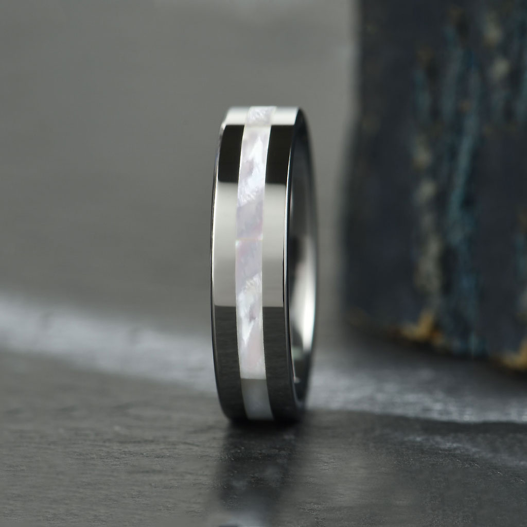 Lyxig ring i Skandinavisk design med pärlemor.