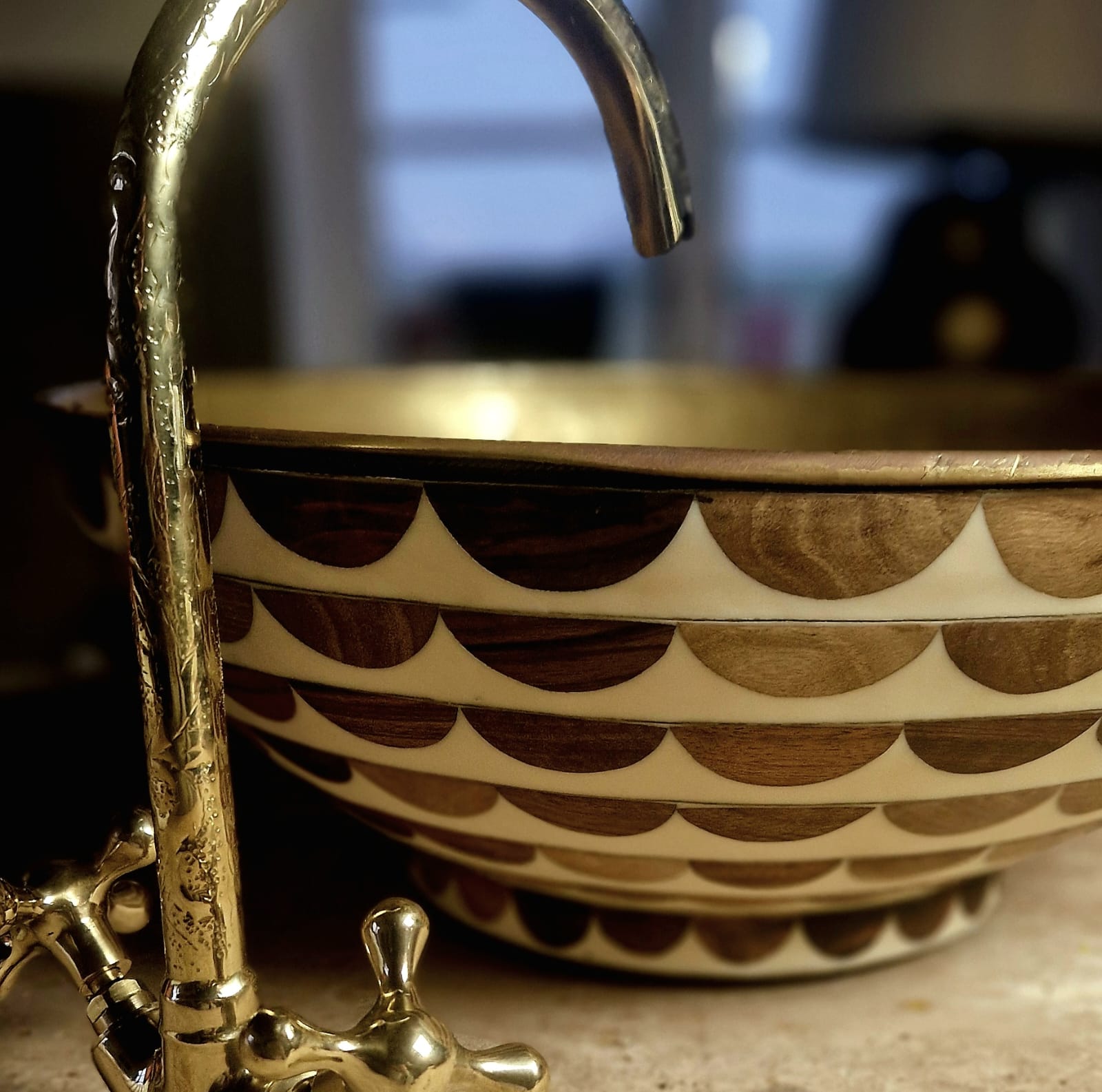 Lavatório de latão com decoração bonita