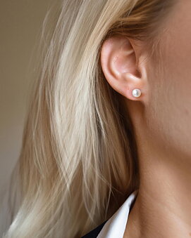 SMALL PEARL SINGLE STUDS