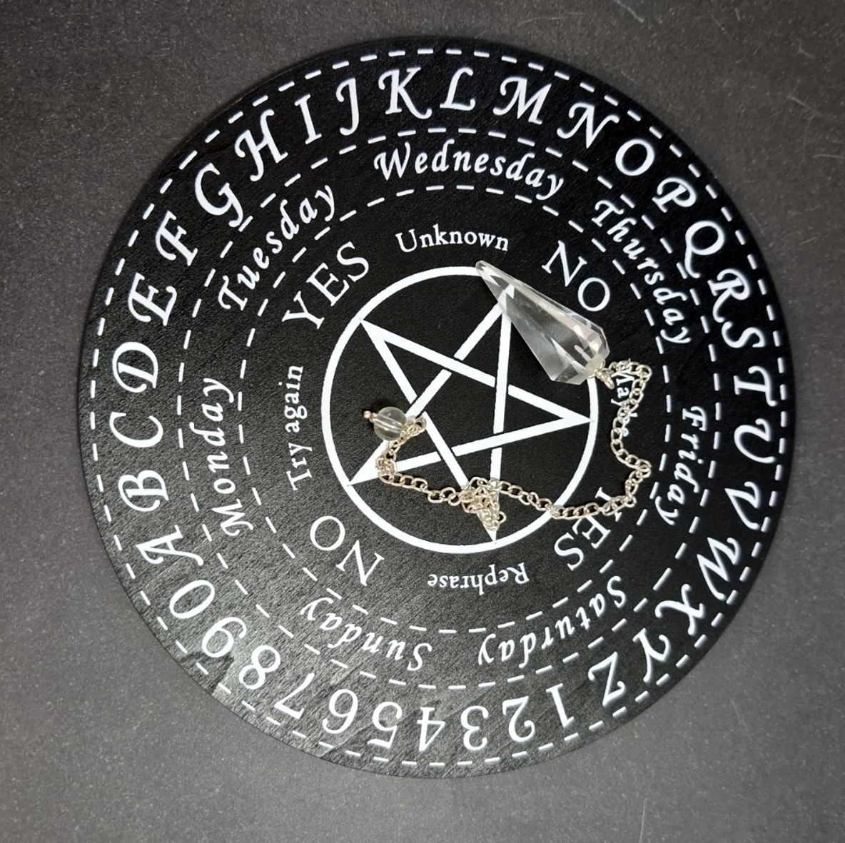 Pendelplatta i Trä-   Svart Pentagram med en bergkristall pendel