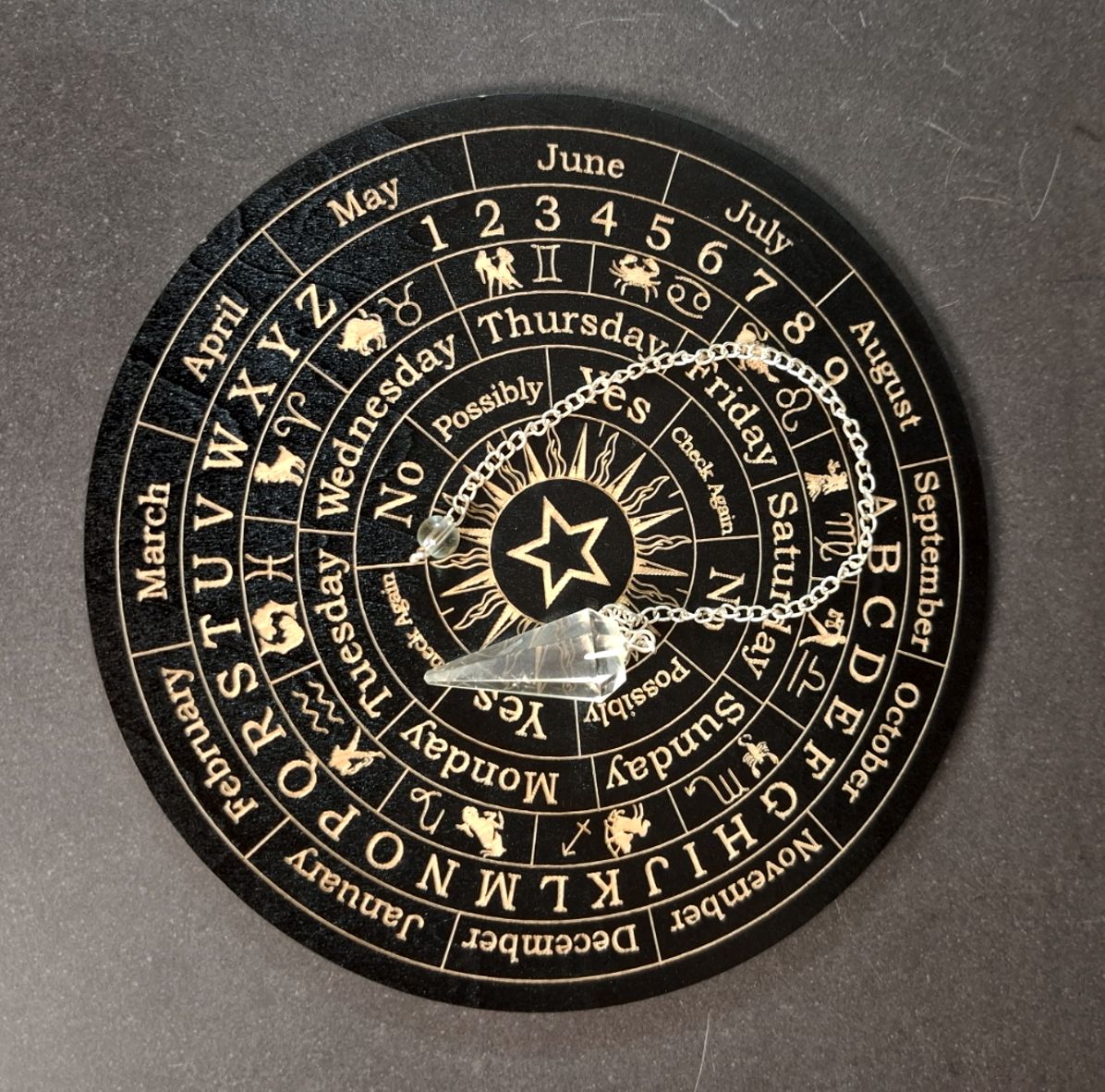 Pendelplatta i Trä ink. Pendel -    Svart Pentagram och Text