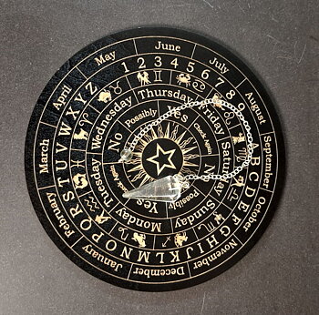 Pendelplatta i Trä ink. Pendel -    Svart Pentagram och Text