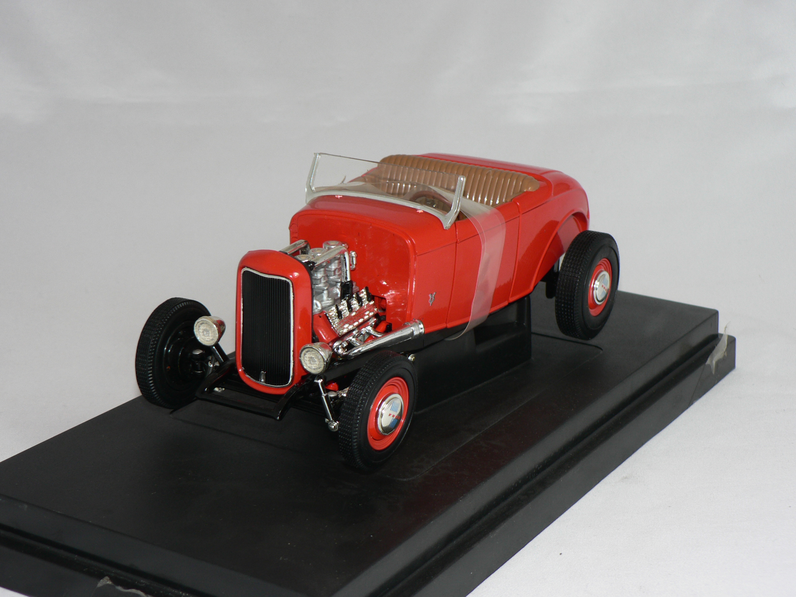 Ford  1932 High Boy Roadster 1:18 Ertl  ( Sliten Kartong )