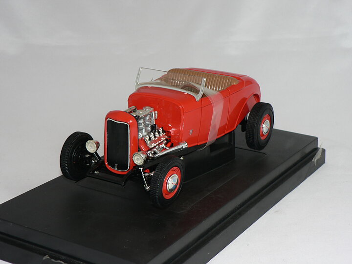 Ford  1932 High Boy Roadster 1:18 Ertl  ( Sliten Kartong )