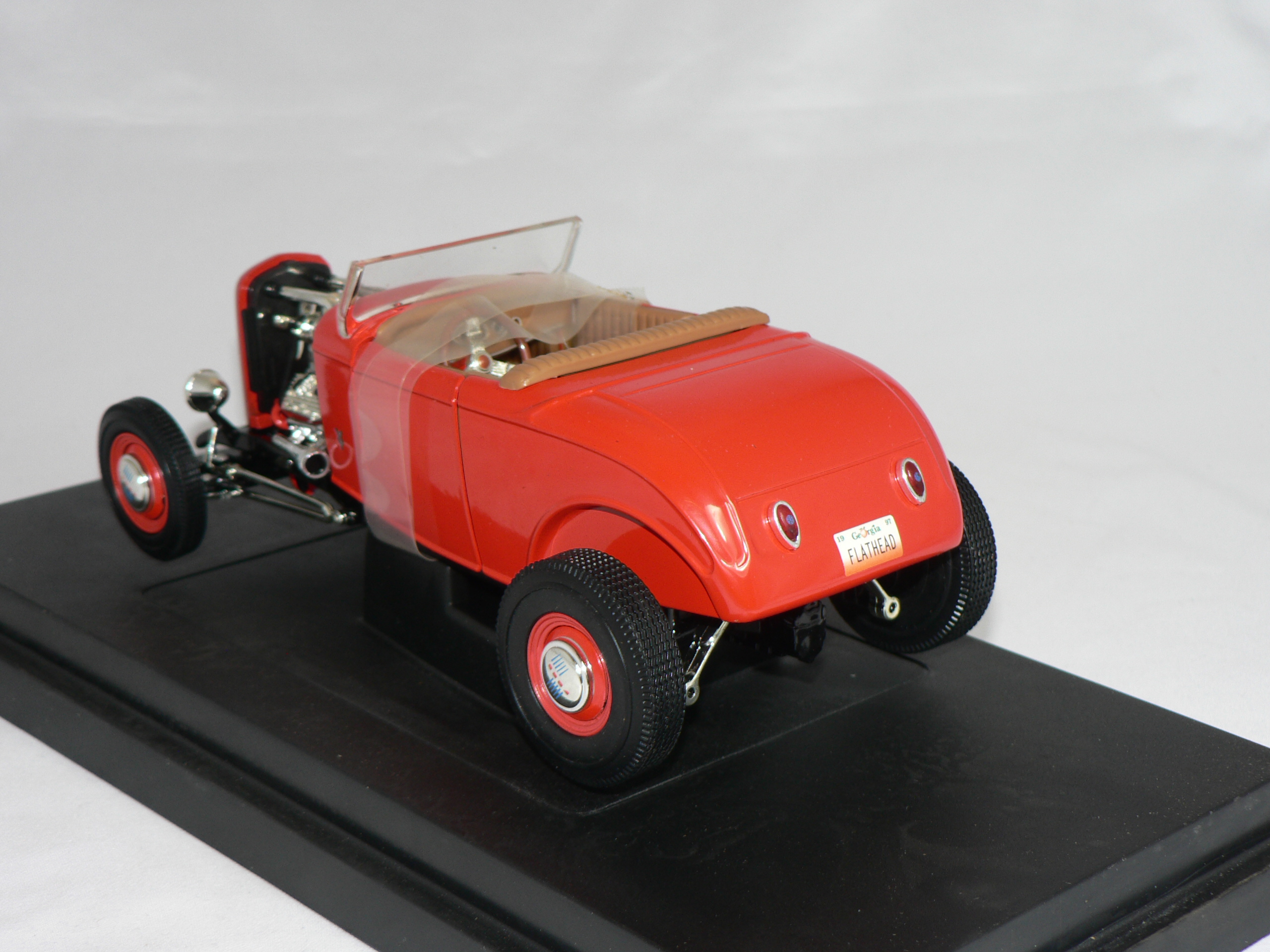 Ford  1932 High Boy Roadster 1:18 Ertl  ( Sliten Kartong ) - 2