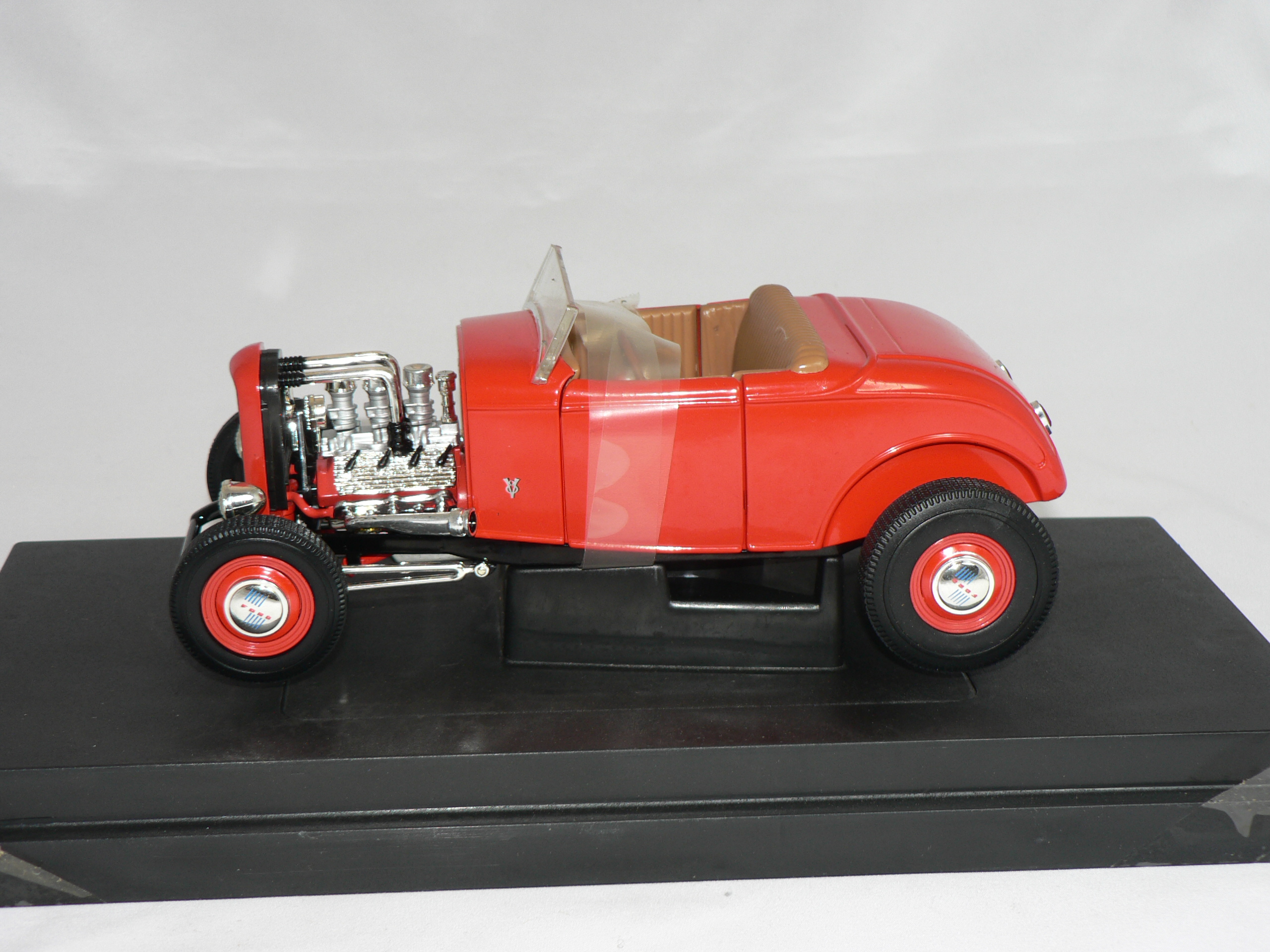 Ford  1932 High Boy Roadster 1:18 Ertl  ( Sliten Kartong ) - 3