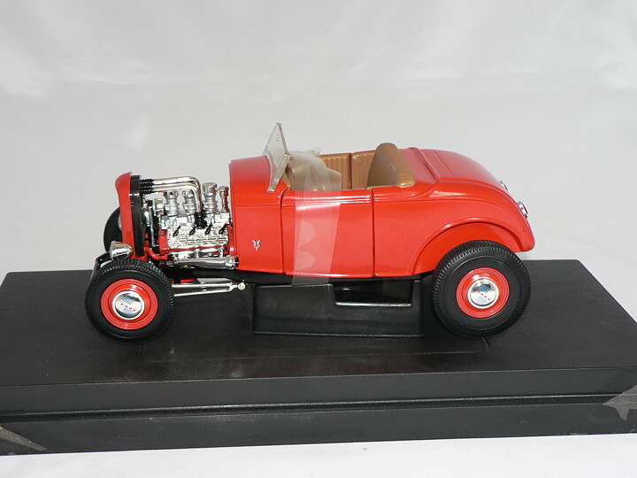 Ford  1932 High Boy Roadster 1:18 Ertl  ( Sliten Kartong )