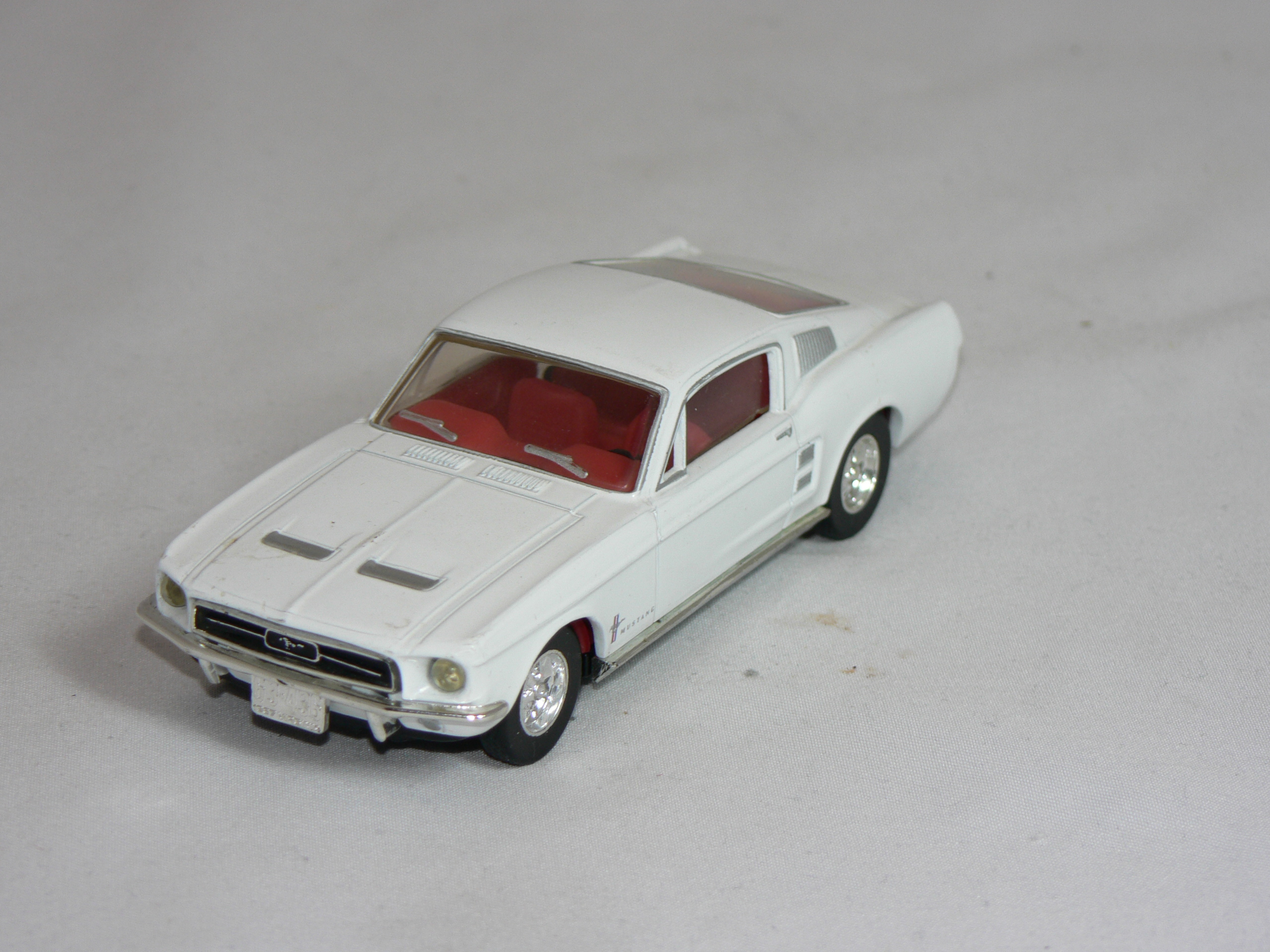 Ford Mustang  1967 Fast Back  1:43 Dinky Toys