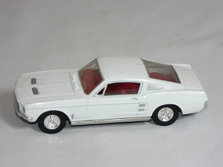 Ford Mustang  1967 Fast Back  1:43 Dinky Toys