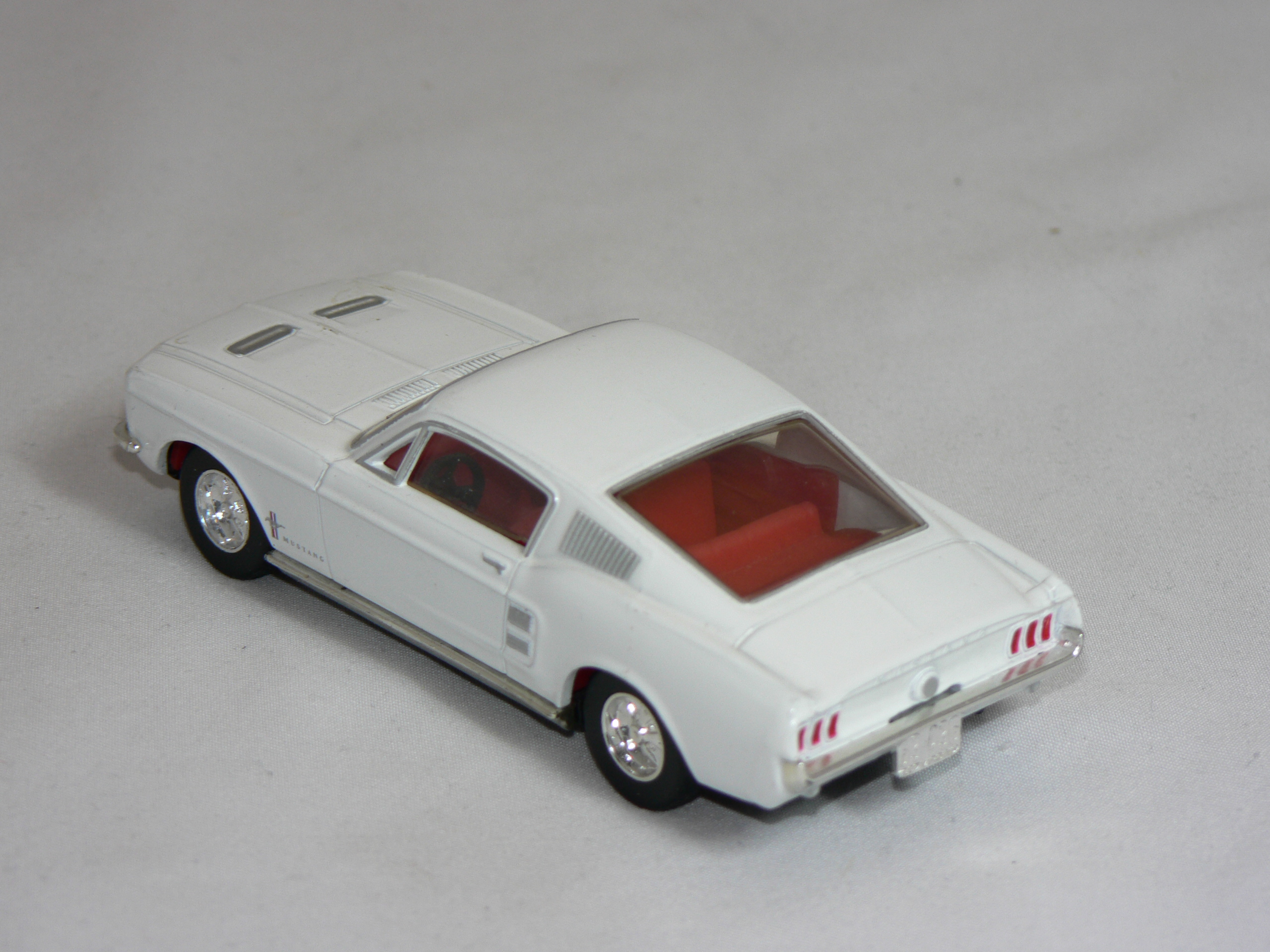 Ford Mustang  1967 Fast Back  1:43 Dinky Toys - 2