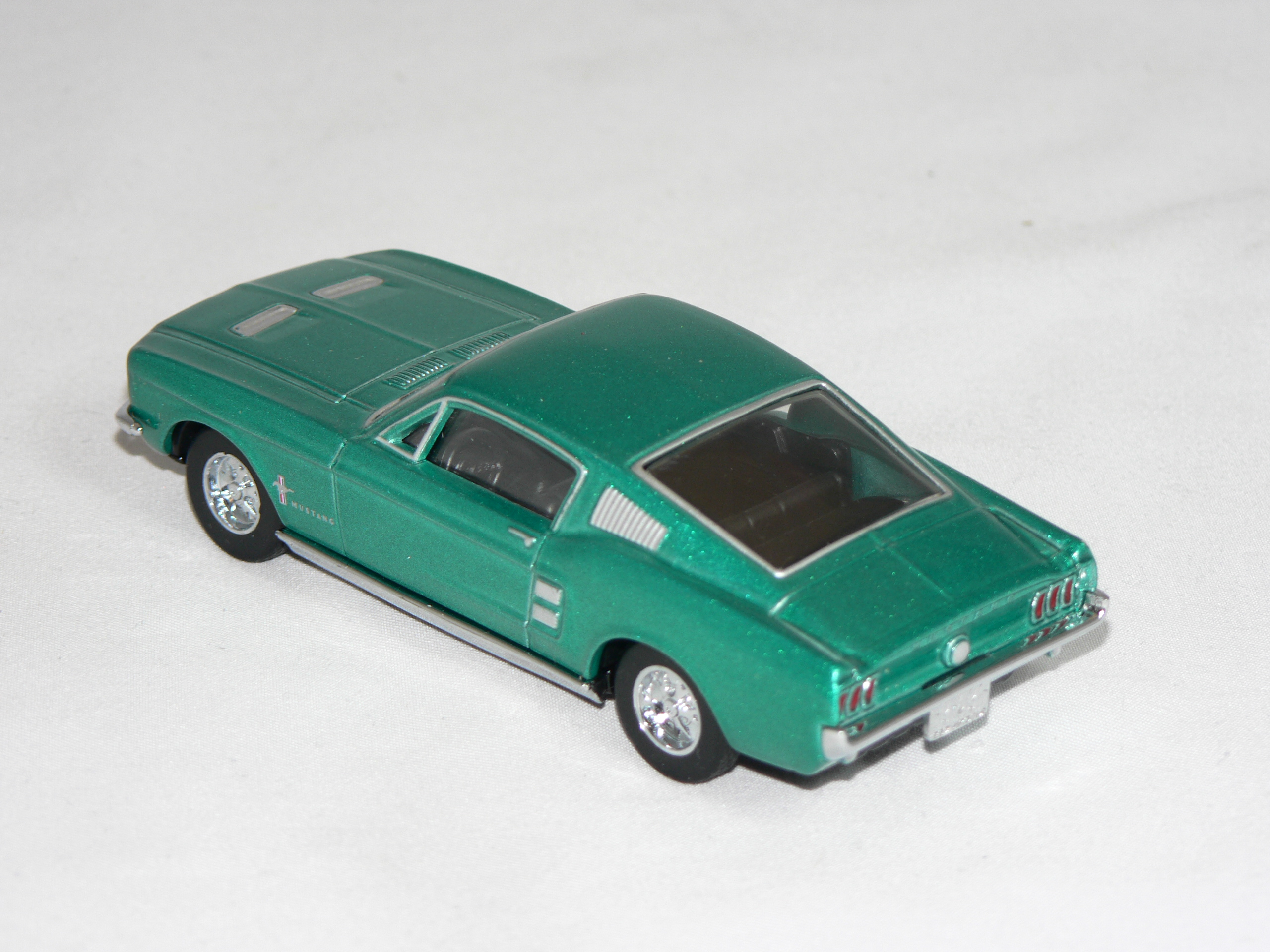 Ford Mustang  1967 Fast Back  1:43 Dinky Toys - 2