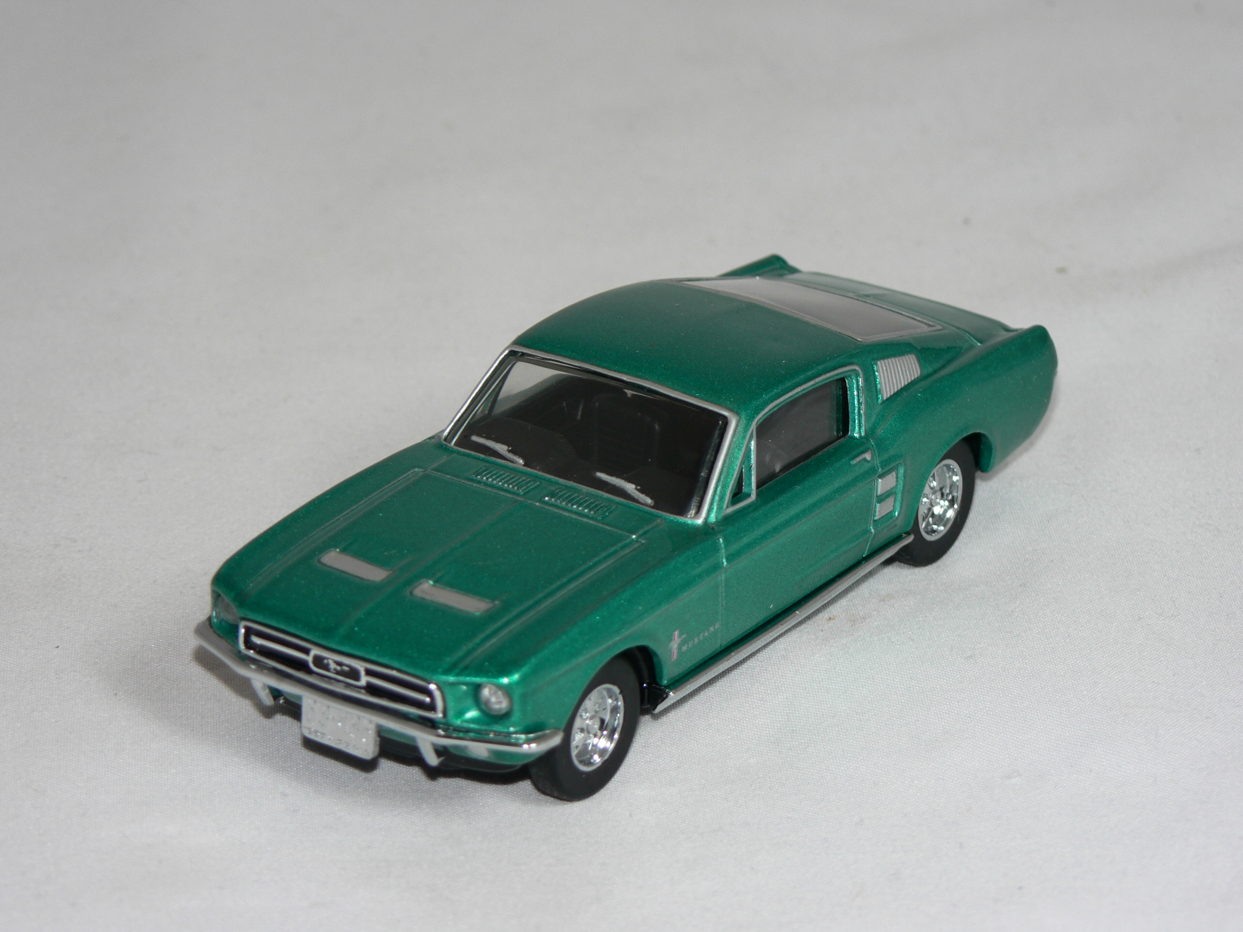Ford Mustang  1967 Fast Back  1:43 Dinky Toys