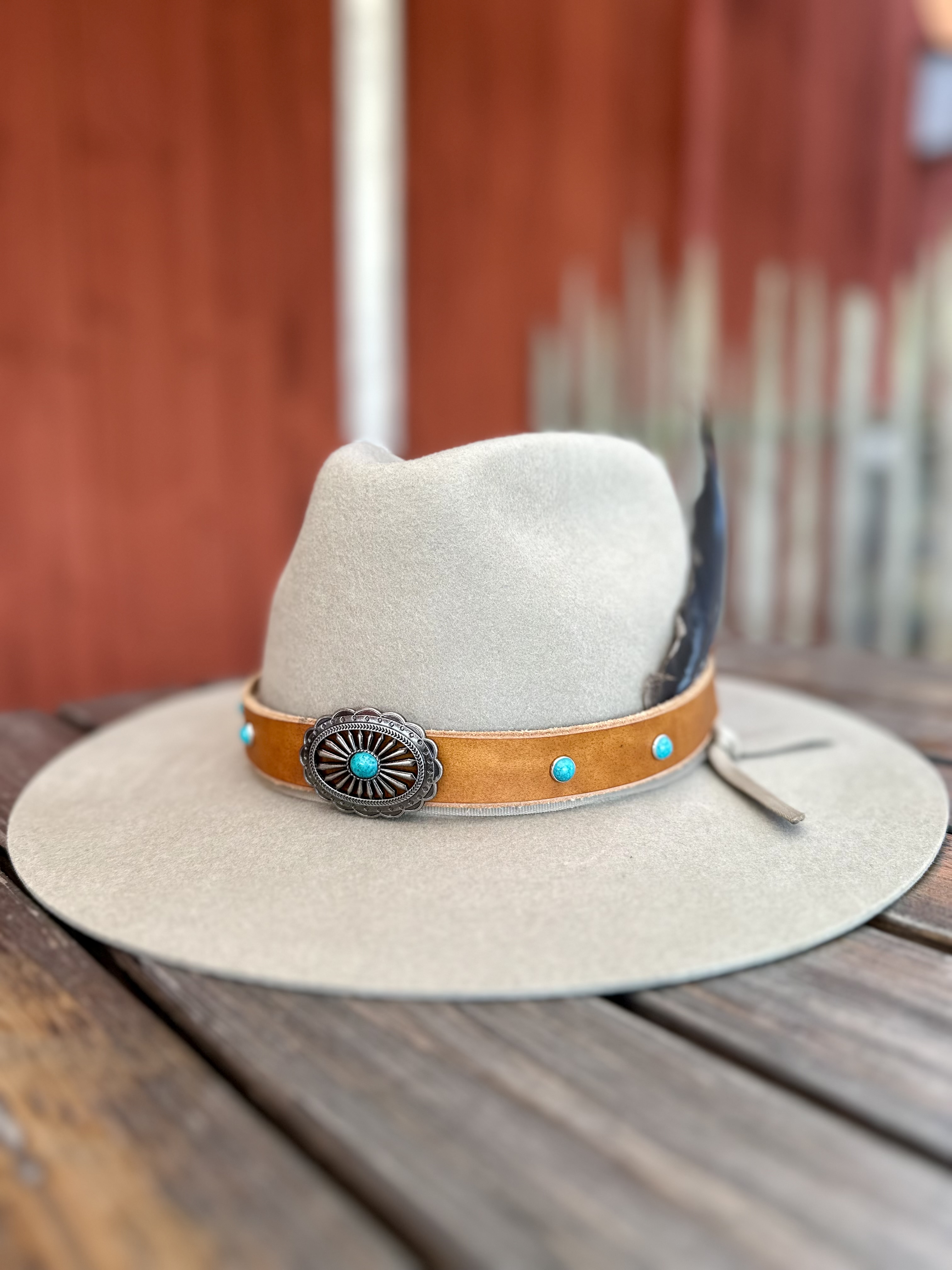 Hattband  i läder Concho 