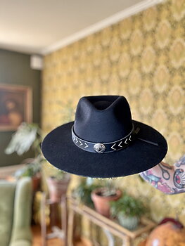 Hattband  i svart läder Concho 