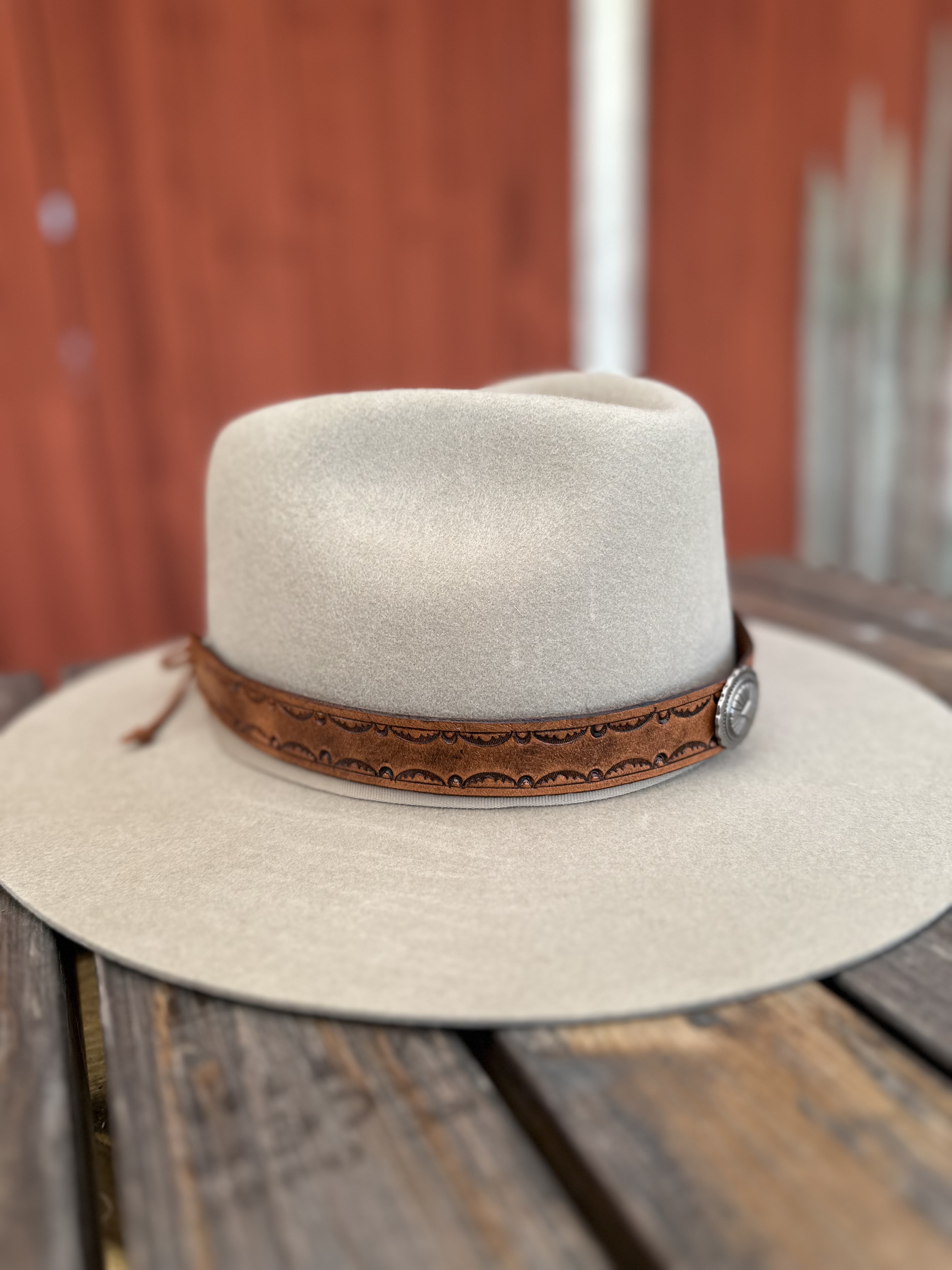 Hattband  i brunt läder Concho  - 3