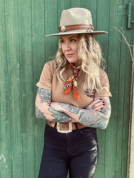 Hattband  i brunt läder Concho 